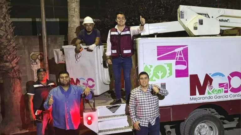 image Manuel Guerra entrega 2 nuevas unidades para atender fallas de alumbrado público